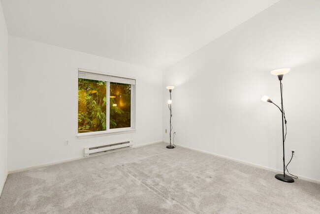 Building Photo - Spacious 3BD 2BA Top Floor Condominium wit...