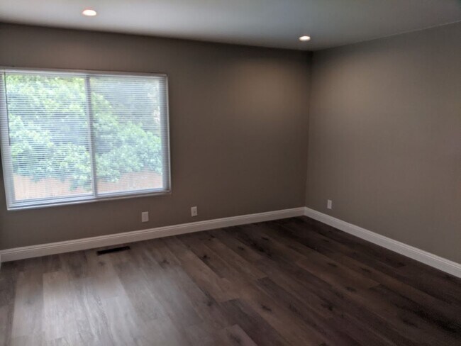 Building Photo - 4 Bed-2.5 Bath Two Story Home in San Diego