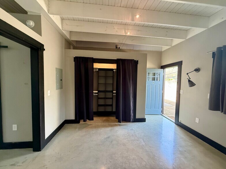 Building Photo - 475 S Hickory St