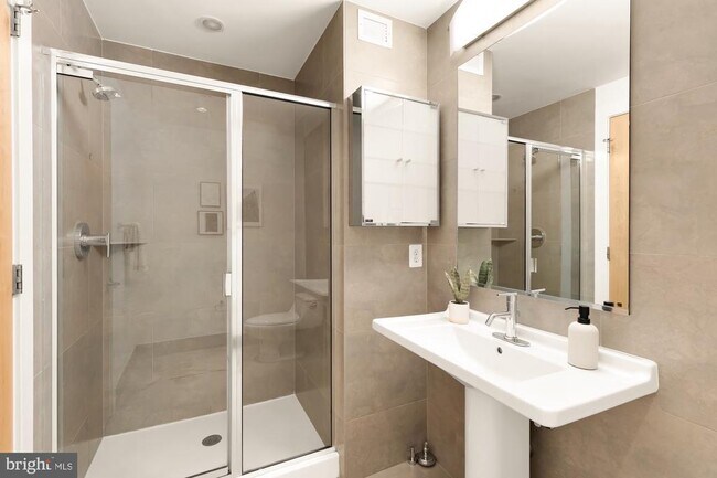 Building Photo - 1133 14th St NW