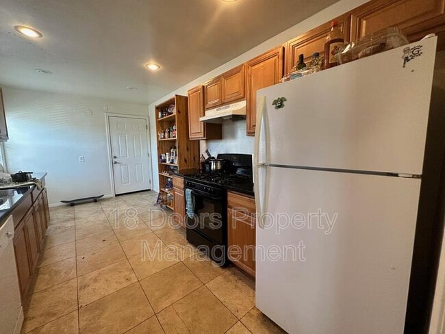 Building Photo - 6350 Mesita Dr