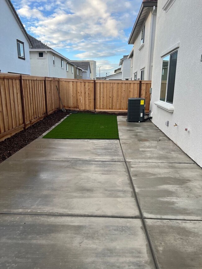 Building Photo - Newer 4 Bedroom Solar Home in Rocklin! Easy Access to I-80!