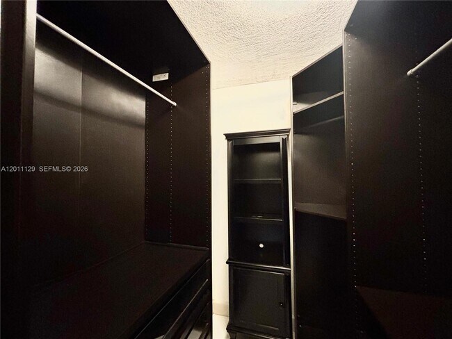 Building Photo - 999 Brickell Bay Dr