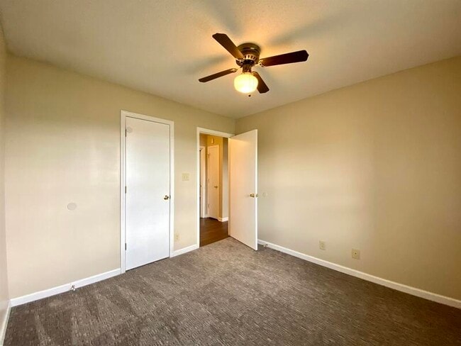 Building Photo - 701 Carbondale Dr