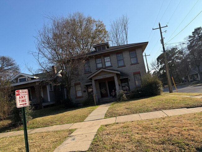 Building Photo - 557 Merrick St