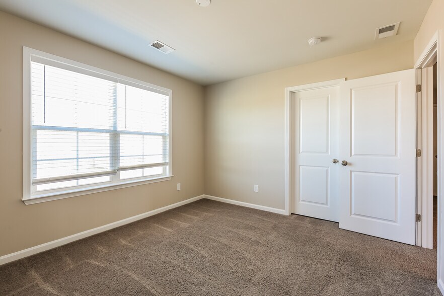 Building Photo - 415 Pollyanna Dr