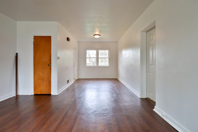 Building Photo - 925 N Prairie Ave