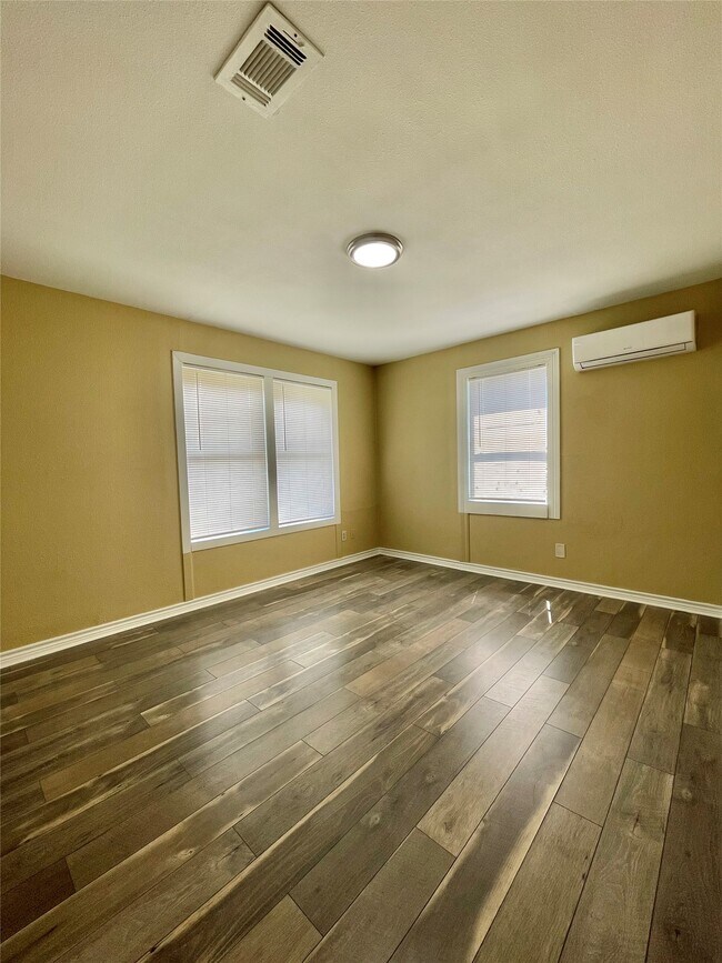 Building Photo - 611 N Avenue D