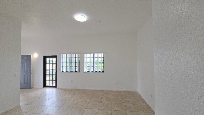 Building Photo - 2801 Riverside Dr