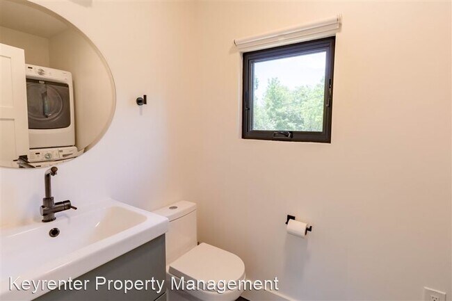 Building Photo - 1423 Broadmoor Dr