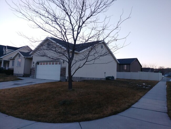 Building Photo - 821 N Buffalo Dr