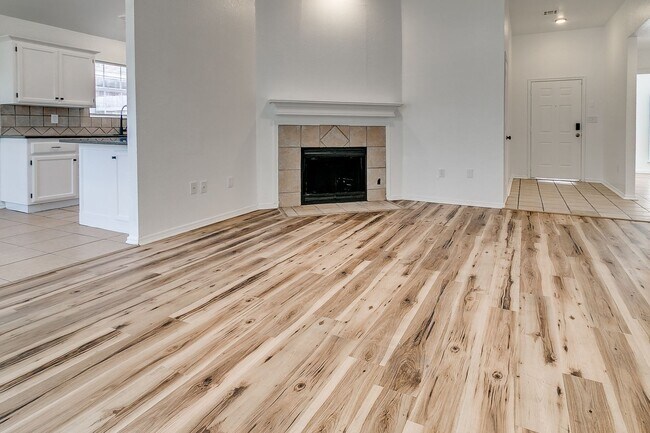 Building Photo - Great Freshly updated 3 bed 2 bath!