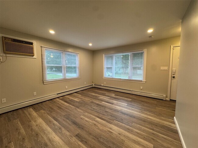 Building Photo - 10 Claremont Dr