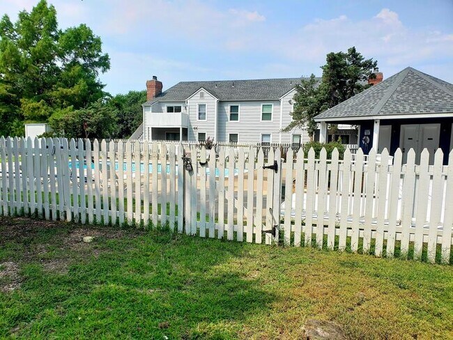 Building Photo - 1717 S Cypress St