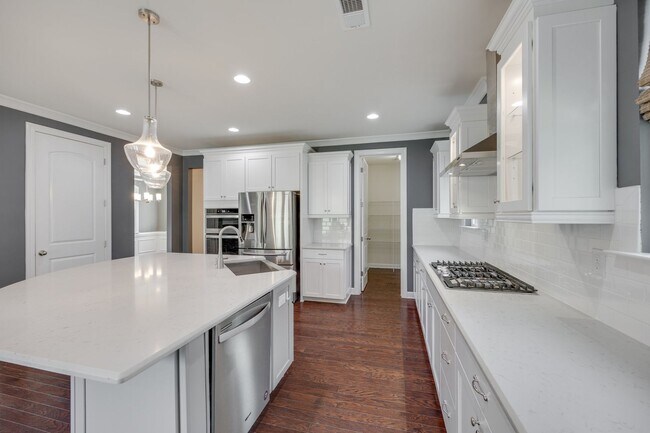 Building Photo - Gorgeous 4 bed 3.5 bath French country hom...