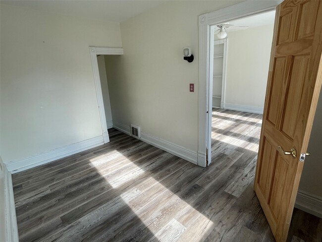 Building Photo - 912 W 2nd St