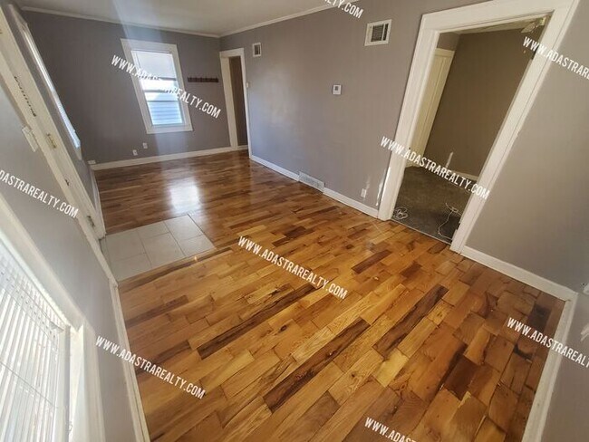 Building Photo - Charming 2 Bedroom Bungalow in WALDO-Comin...