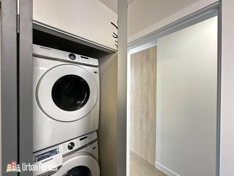 Building Photo - 908 N California Ave