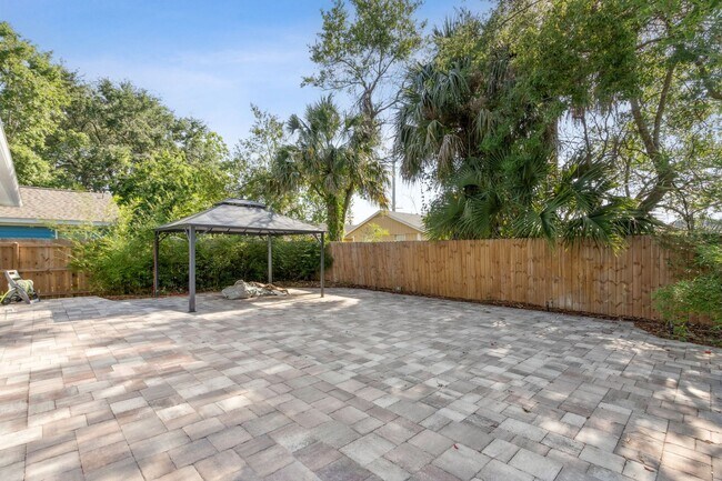 Building Photo - Live the Island Life – Move-In Ready 3 Bed...