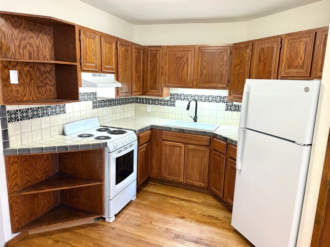 Building Photo - Cozy One-Bedroom in the Heart of Downtown ...