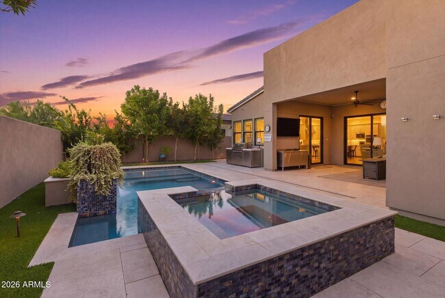 Building Photo - 1118 E Paseo Way