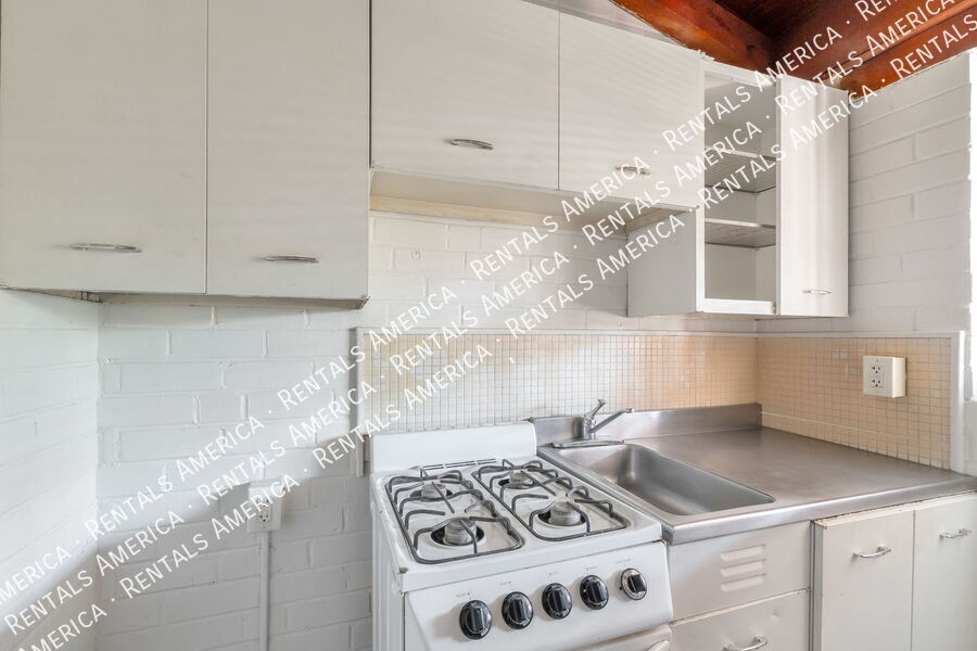 Building Photo - 947 N Alvernon Way