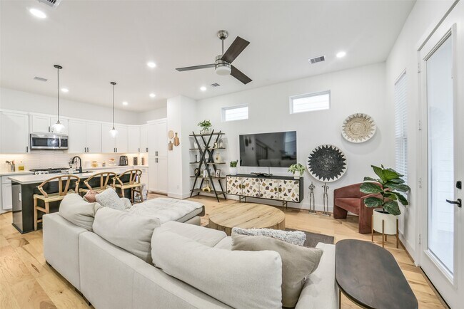 Building Photo - 718 W Donovan St