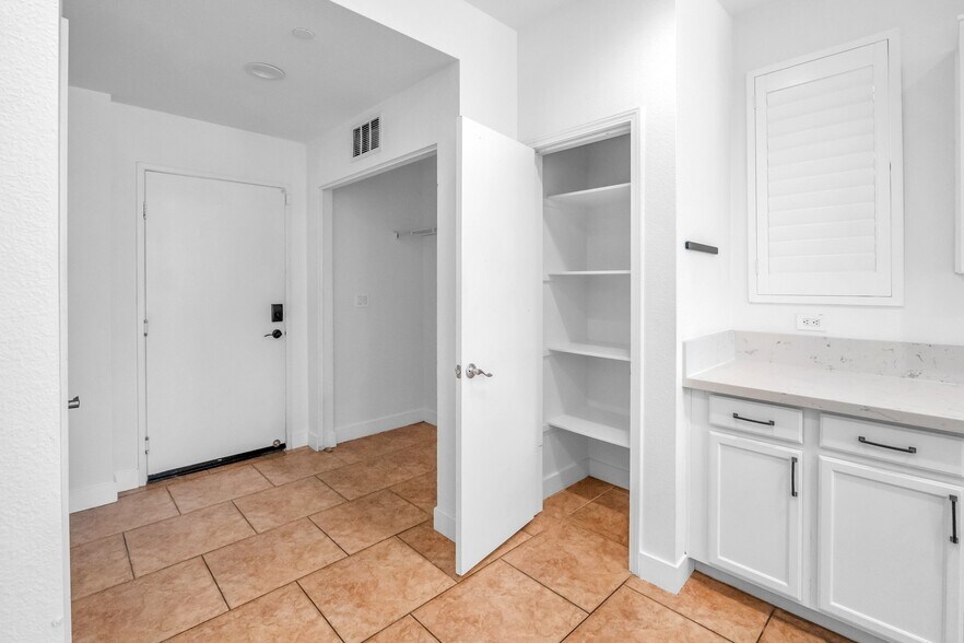 Building Photo - 16710 Nicklaus Dr