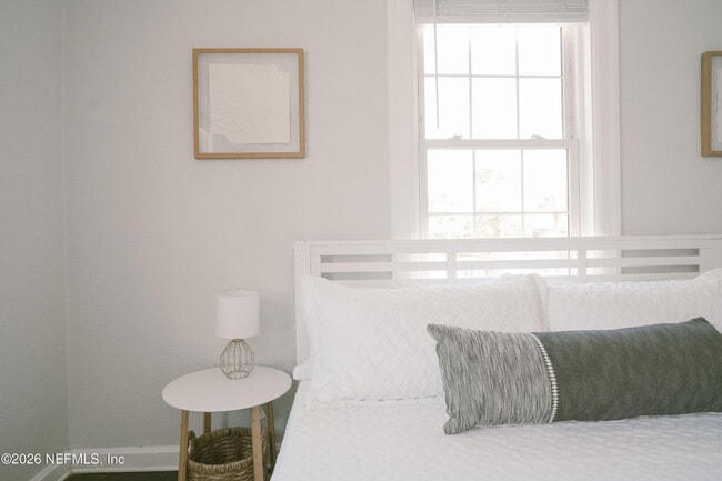 Building Photo - 212 Oak St