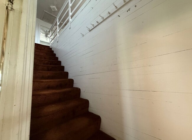 Building Photo - Charming Country Farmhouse in Elberta!