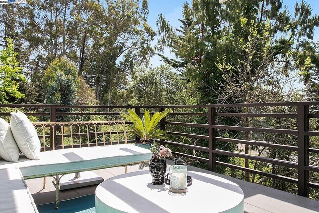 Building Photo - 6624 Saroni Dr