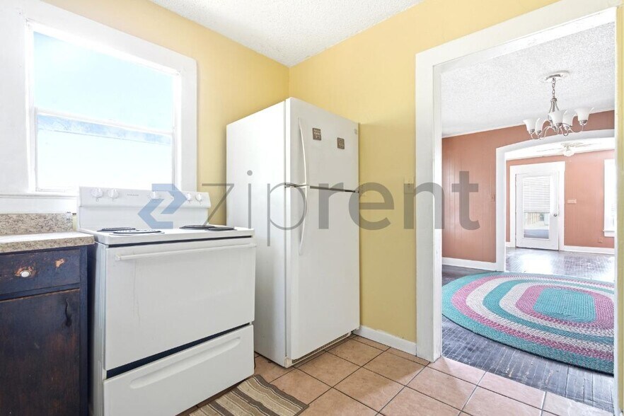 Building Photo - Unit