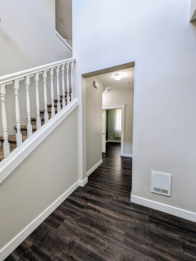Building Photo - Stylish & Convenient Living - Bremerton 4 ...