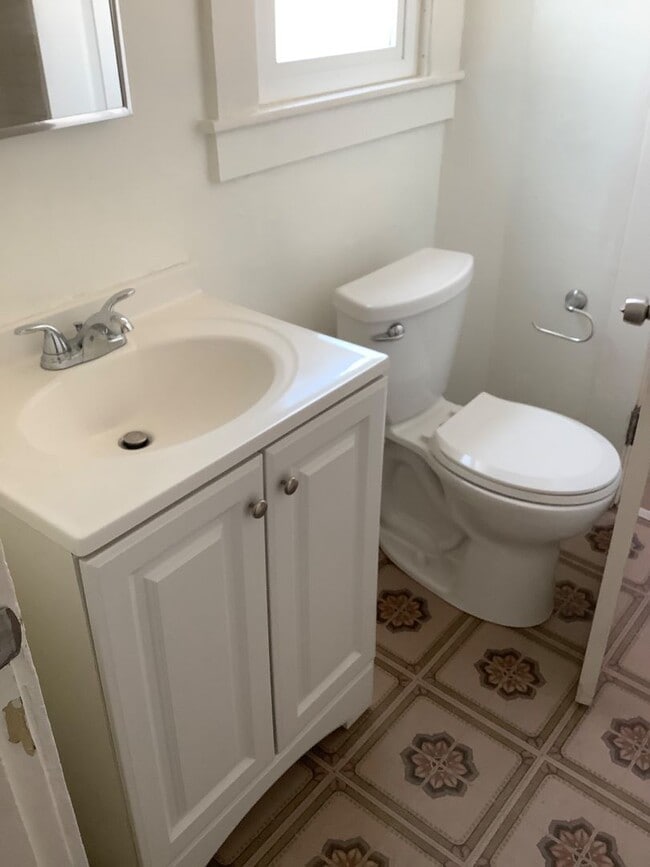 Building Photo - 2 Bed / 1 Bath House Available in Richmond...