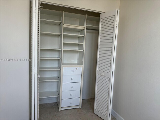 Building Photo - 2555 Collins Ave