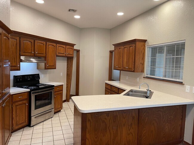 Building Photo - 3 bed, 2 bath w/ 2 car garage home for ren...