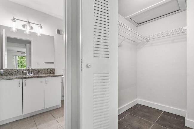Building Photo - 127 Yacht Club Way