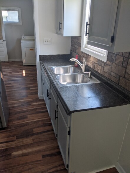 Building Photo - 1077 Davey Ave