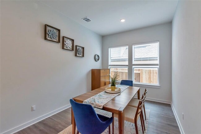 Building Photo - 563 Saturnia Dr