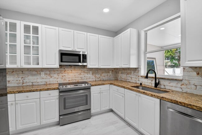 Building Photo - 1605 E Classical Blvd