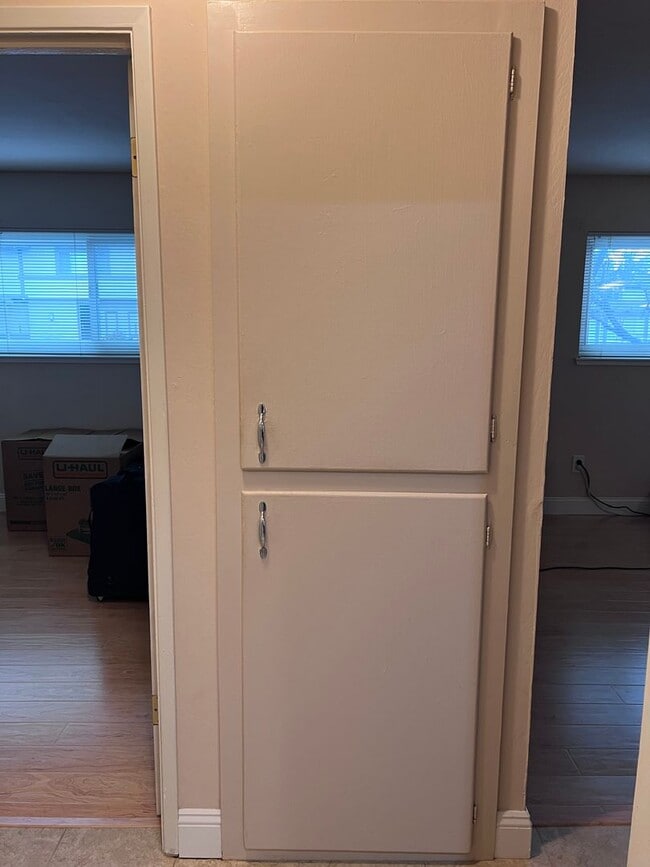Building Photo - Remodeled 2 bedroom Condominium with enclo...