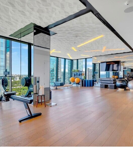 Building Photo - 1300 Brickell Bay Dr