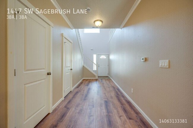 Building Photo - 1447 SW Sagebrush Ln