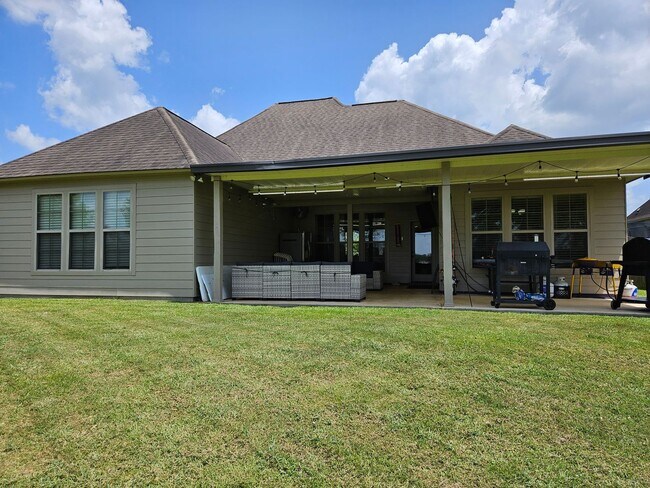 Building Photo - 43283 Pond View Dr