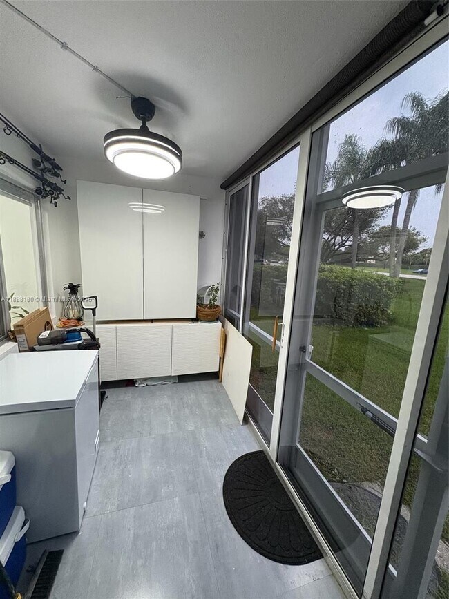 Building Photo - 901 SW 138th Ave