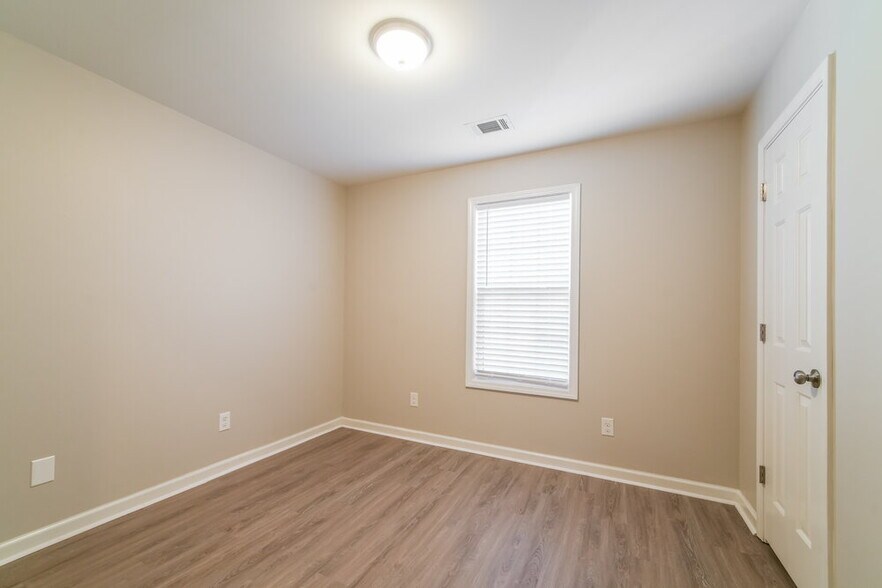 Building Photo - 2427 Justin Dr SW