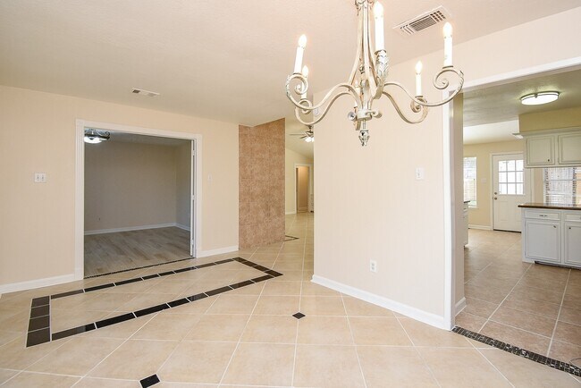 Building Photo - 2835 Pepperwood Dr