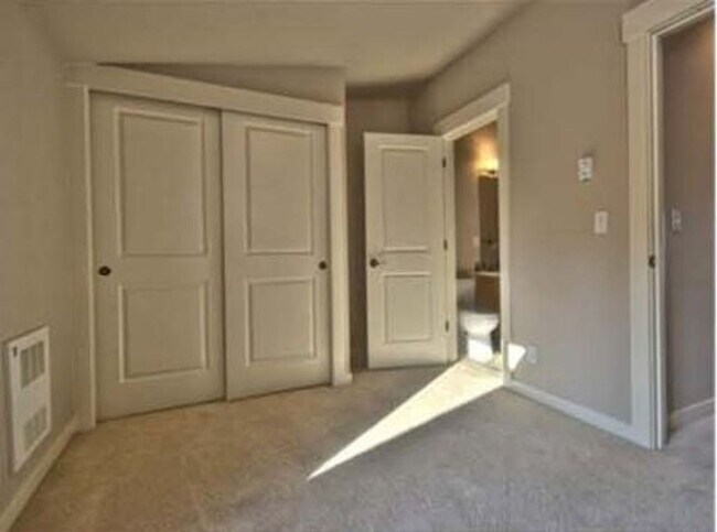 Building Photo - Beautiful townhouse 3 beds 2.5 baths.