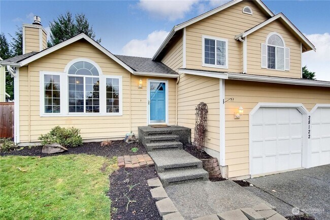 Building Photo - Well Maintained 3 Bed 2.5 Bath for Rent!