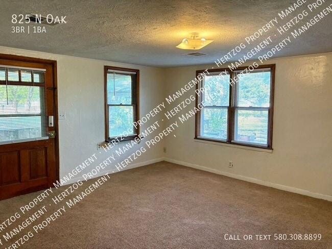 Building Photo - 825 N Oak-